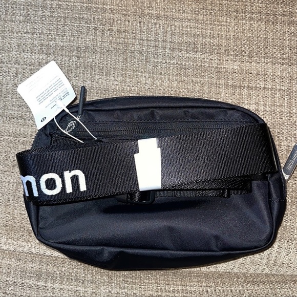 NWT Lululemon Everywhere Belt Bag *Wordmark - Picture 9 of 10